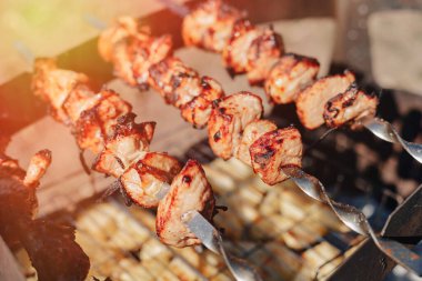 Patates ve ızgara et. Ateş ve sıcaklık. Güneşli bir günde doğada yemek pişirmek.