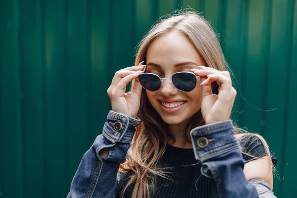 Junges Hübsches Attraktives Mädchen Jeanskleidung Brille Auf Einfachem Dunkelgrünem Hintergrund — Stockfoto