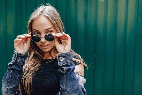 Junges Hübsches Attraktives Mädchen Jeanskleidung Brille Auf Einfachem Dunkelgrünem Hintergrund — Stockfoto