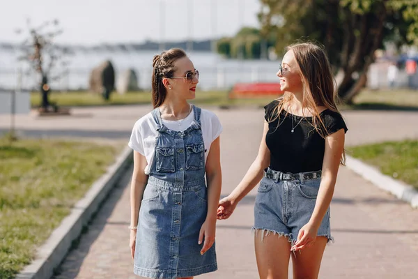 Duas Meninas Bonitas Jovens Passeio Parque Rua Dia Ensolarado Verão — Fotografia de Stock