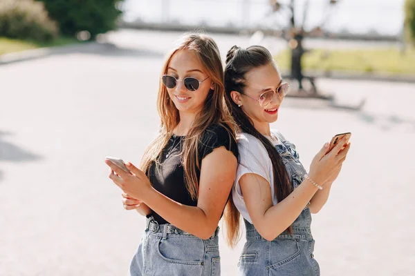Zwei Junge Hübsche Mädchen Auf Einem Spaziergang Park Mit Telefonen — Stockfoto