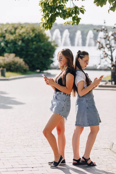 Zwei Junge Hübsche Mädchen Auf Einem Spaziergang Park Mit Telefonen — Stockfoto