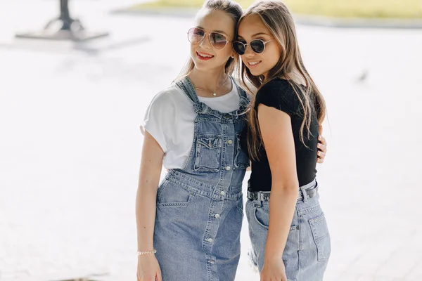 Zwei Junge Hübsche Mädchen Bei Einem Spaziergang Park Oder Auf — Stockfoto