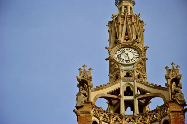 Detalhe do relógio da torre com torres — Fotografia de Stock