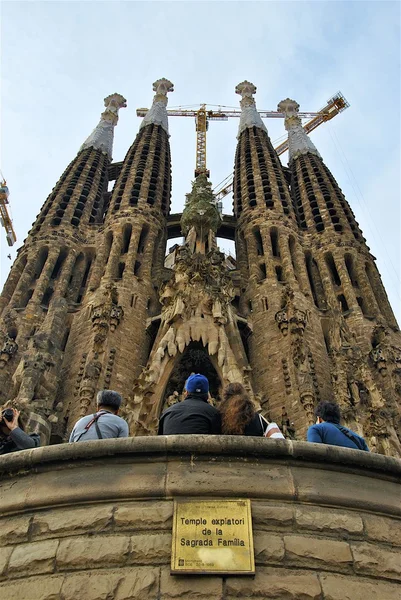 Turisté, sledovat narození průčelí chrámu Sagrada Famila Royalty Free Stock Fotografie