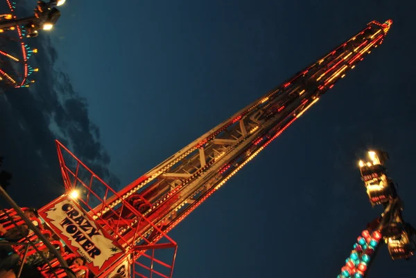 Carruseles en parque de atracciones —  Fotos de Stock