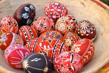 Geleneksel el Paskalya yumurta bir kapta yaptım