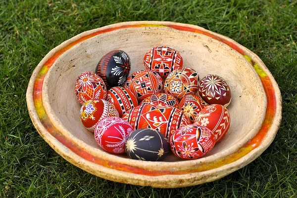 Traditional hand made easter eggs in a bowl — Stock Photo, Image