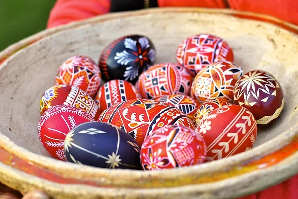 Traditional hand made easter eggs in a bowl — Stock Photo, Image