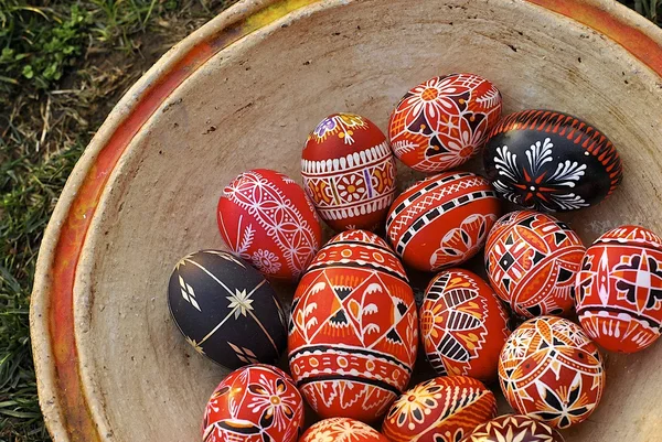 Traditional hand made easter eggs in a bowl — Stock Photo, Image