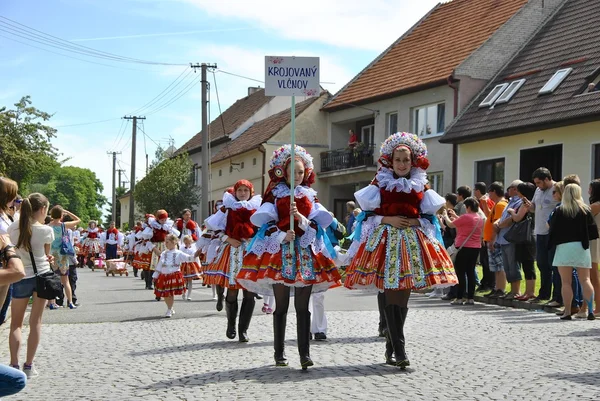 Mädchen in handgemachten Trachten beim "Ritt der Könige 2015" in Südmähren — Stockfoto