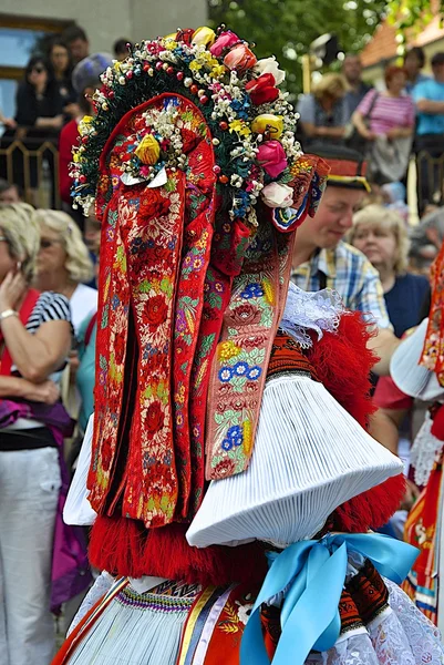 Folk kleurrijke handgemaakte mutsje op "The Ride of King" in 2015 in Zuid-Moravië — Stockfoto