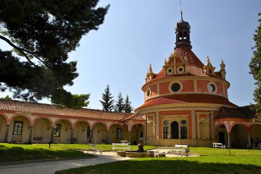 Chateau Jindrichuv Hradec çeşme yakınındaki tarihi müzik salonu