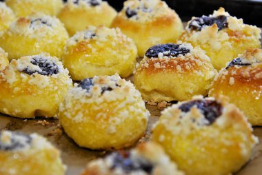 Erik reçeli ve şeker pişirme sonra plaka üzerinde geleneksel düğün pastaları