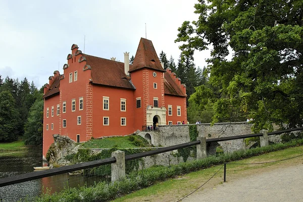Chateau cervena lhota in Südböhmen in der Nähe eines Teiches — Stockfoto