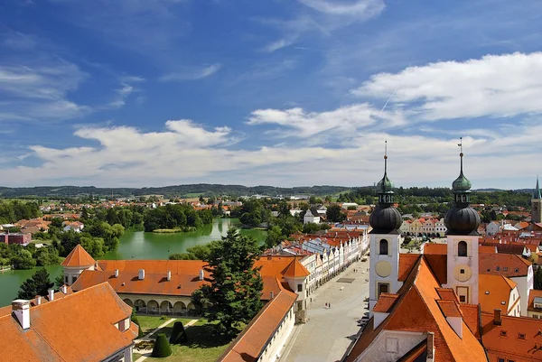 Historické centrum Telče - střechy, věže, náměstí — Stock fotografie