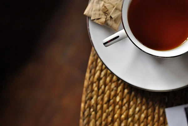 Xícara de chá com açúcar em pequenos sacos naturais — Fotografia de Stock