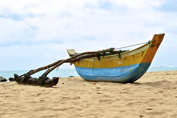 Plajda Geleneksel Sri Lankalı balıkçı teknesi