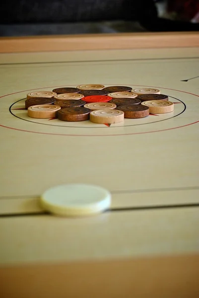 Carrom pièces noires et blanches — Photo