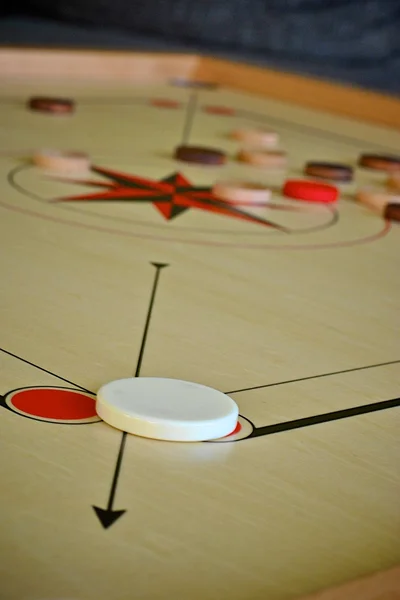 Frappe de carrom avec des pièces en noir et blanc — Photo