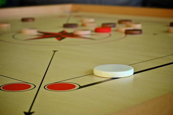 흑인과 백인 동전 Carrom 데스크 게임 — 스톡 사진