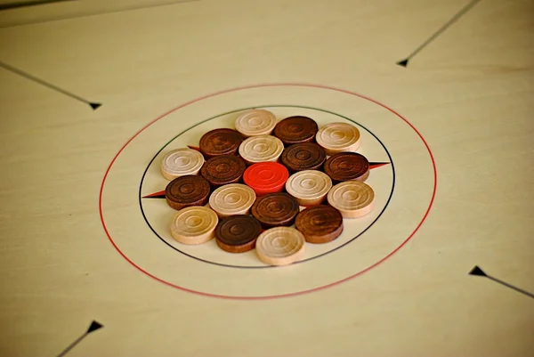 Carrom gioco da tavolo con monete in bianco e nero — Foto Stock