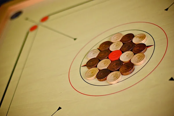 Carrom stolní hra s černobílými mince — Stock fotografie