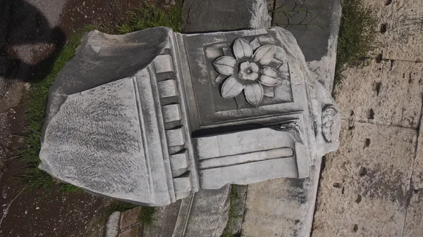 Ancient Civilization temple pillar in Forum Romanum Roma Itália . — Fotografia de Stock