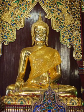 Altın Buda Heykeli Chiang Mai Tapınağının içinde