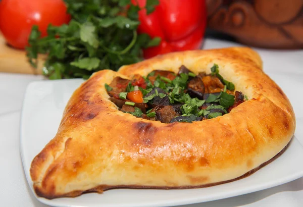 Khachapuri tarafından Adzharia (Gürcü peynir pasta), peynir ile doldurulmuş ve rafadan yumurta ve tereyağı ile tepesinde