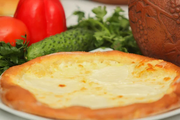 Khachapuri tarafından Adzharia (Gürcü peynir pasta), peynir ile doldurulmuş ve rafadan yumurta ve tereyağı ile tepesinde