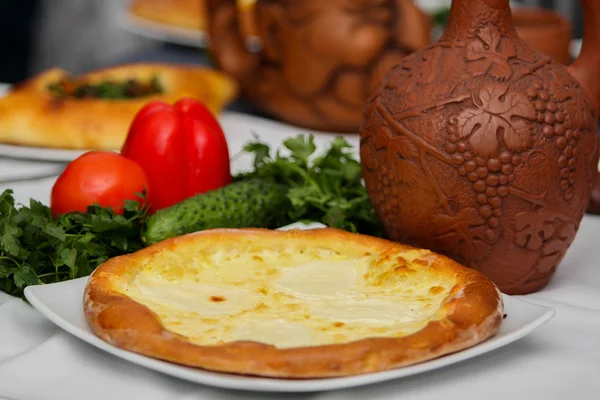 Khachapuri por Adzharia (massa de queijo georgiano), cheio de queijo e coberto com um ovo macio e manteiga — Fotografia de Stock