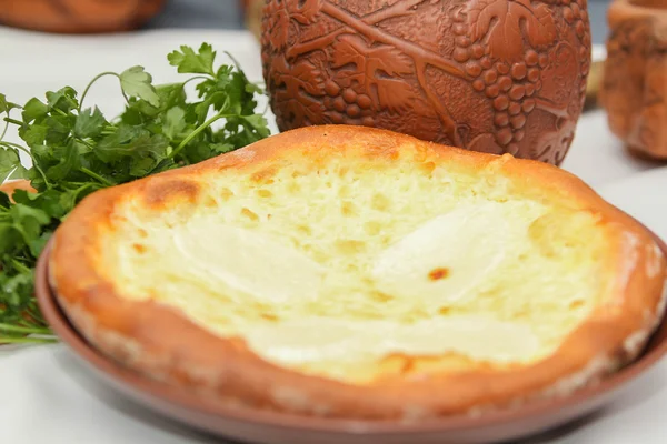 Khachapuri tarafından Adzharia (Gürcü peynir pasta), peynir ile doldurulmuş ve rafadan yumurta ve tereyağı ile tepesinde