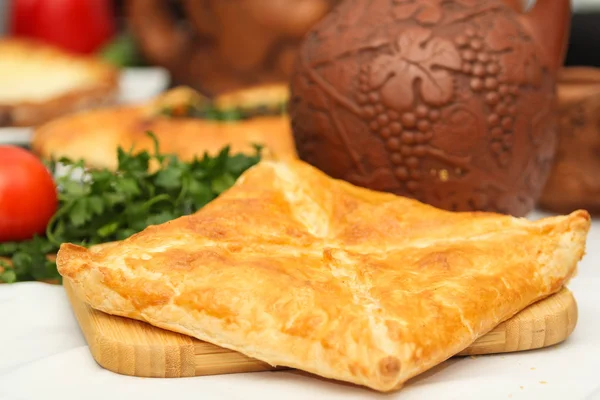 Khachapuri by Adzharia (Georgian cheese pastry), filled with cheese and topped with a soft-boiled egg and butter — Stock Photo, Image