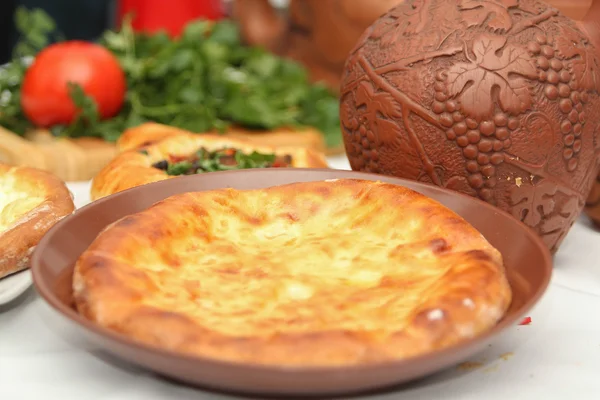 Khachapuri de Adzharia (pastelería de queso georgiano), relleno de queso — Foto de Stock