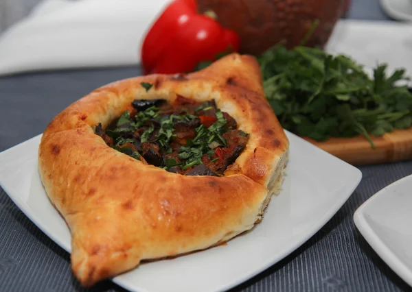Khachapuri tarafından Adzharia (Gürcü peynir pasta), peynir ile doldurulmuş ve rafadan yumurta ve tereyağı ile tepesinde