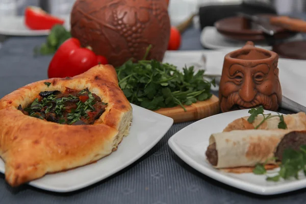 Khachapuri by Adzharia (Georgian cheese pastry), filled with cheese and topped with a soft-boiled egg and butter — Stock Photo, Image