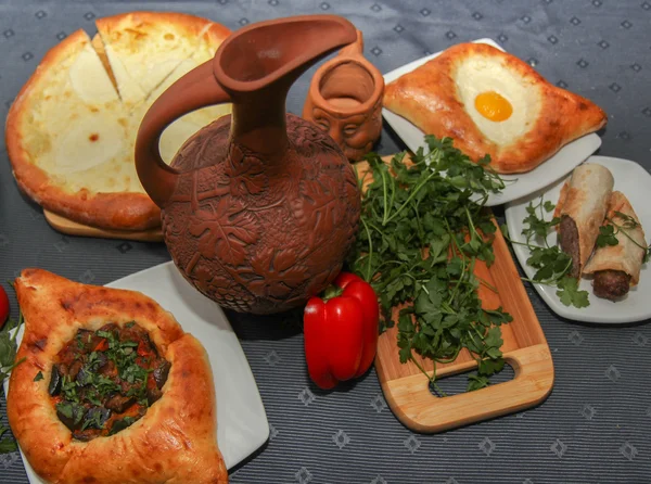 Khachapuri d'Adzharia (pâtisserie au fromage géorgien), rempli de fromage et garni d'un oeuf à la coque molle et de beurre — Photo