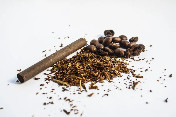 Sarpullidos de tabaco de cigarrillo roto y granos de café asados sobre un fondo blanco — Foto de Stock