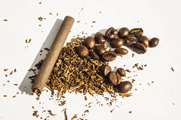 Sarpullidos de tabaco de cigarrillo roto y granos de café asados sobre un fondo blanco — Foto de Stock