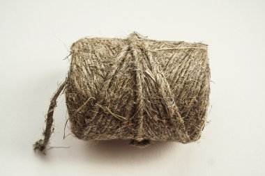 Bir bobin üzerinde beyaz bir arka plan ip, sicim