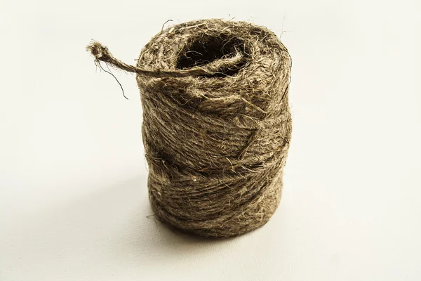 Bir bobin üzerinde beyaz bir arka plan ip, sicim