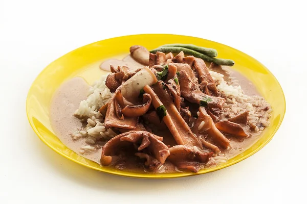 Beyaz bir arka plan üzerinde kızarmış kalamar ile pirinç