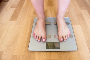 Güzel dişi bacakları terazide duruyor..