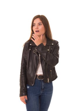 Beyaz arka planda duran şaşkın kız.. 