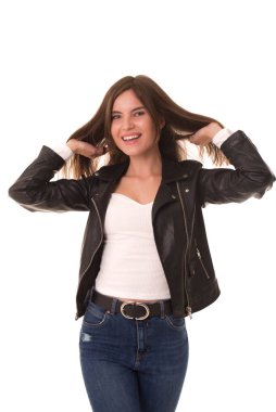 Stüdyoda poz veren duygusal ve eğlenceli bir kız.