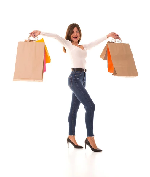 Bruneta se usmívá a drží balíčky s nákupy. — Stock fotografie