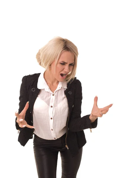 Meisje in een woede staat op een witte en schreeuwt. — Stockfoto