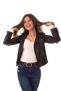 Güzel kız saçlarını tutuyor ve kameraya gülümsüyor..