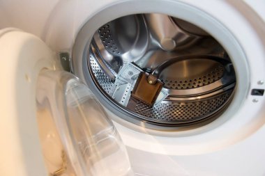 Çamaşır makinesi parayı bir cüzdanla yıkadı.. 